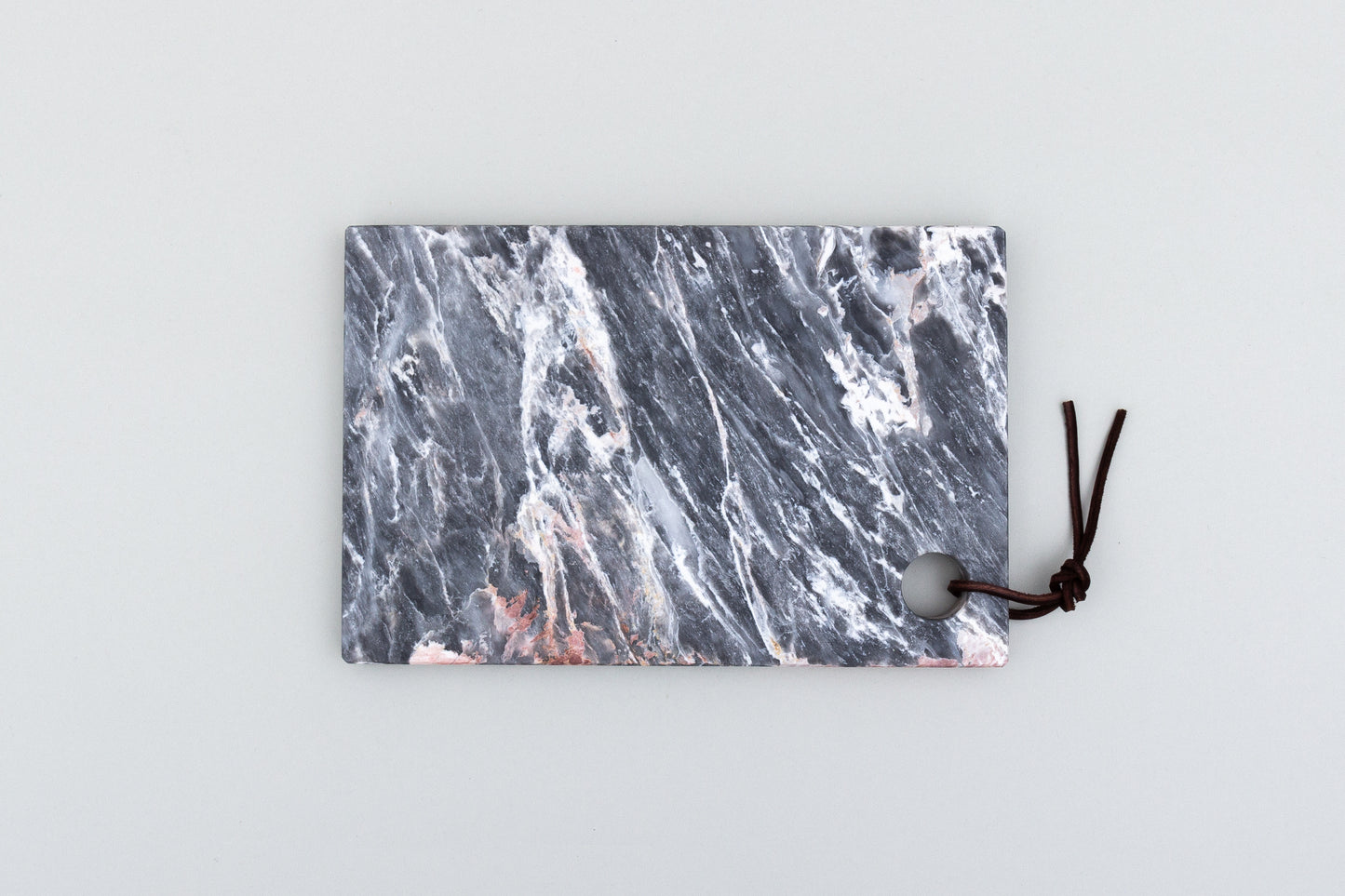 Düssel - Servierbrett aus Oasis Red mit Lederschlaufe