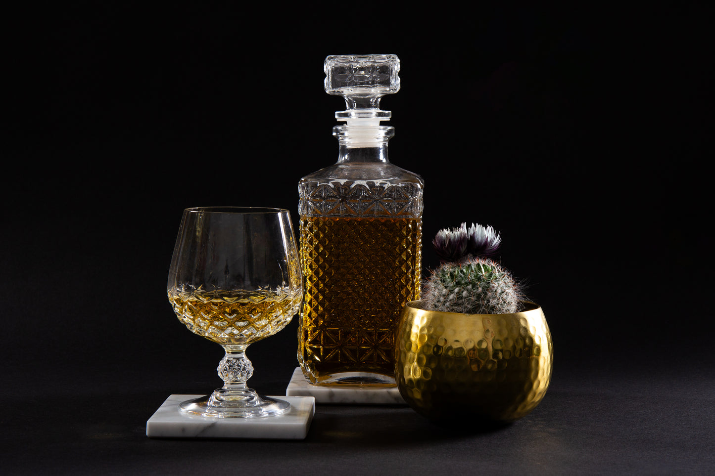 Quadratische Untersetzer aus Bianco Carrara - ideal um Cocktails in Szene zu setzen