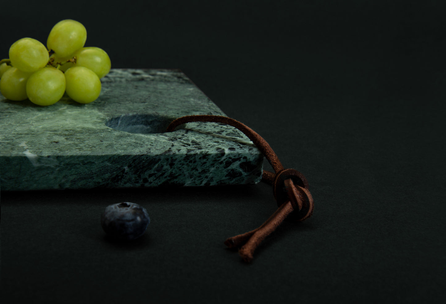 Chi Bay - Servierbrett mit Lederschlaufe aus Verde Issorie