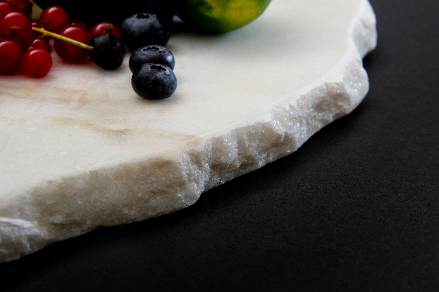 Quantin - runde Servierplatte mit bossierter Kante