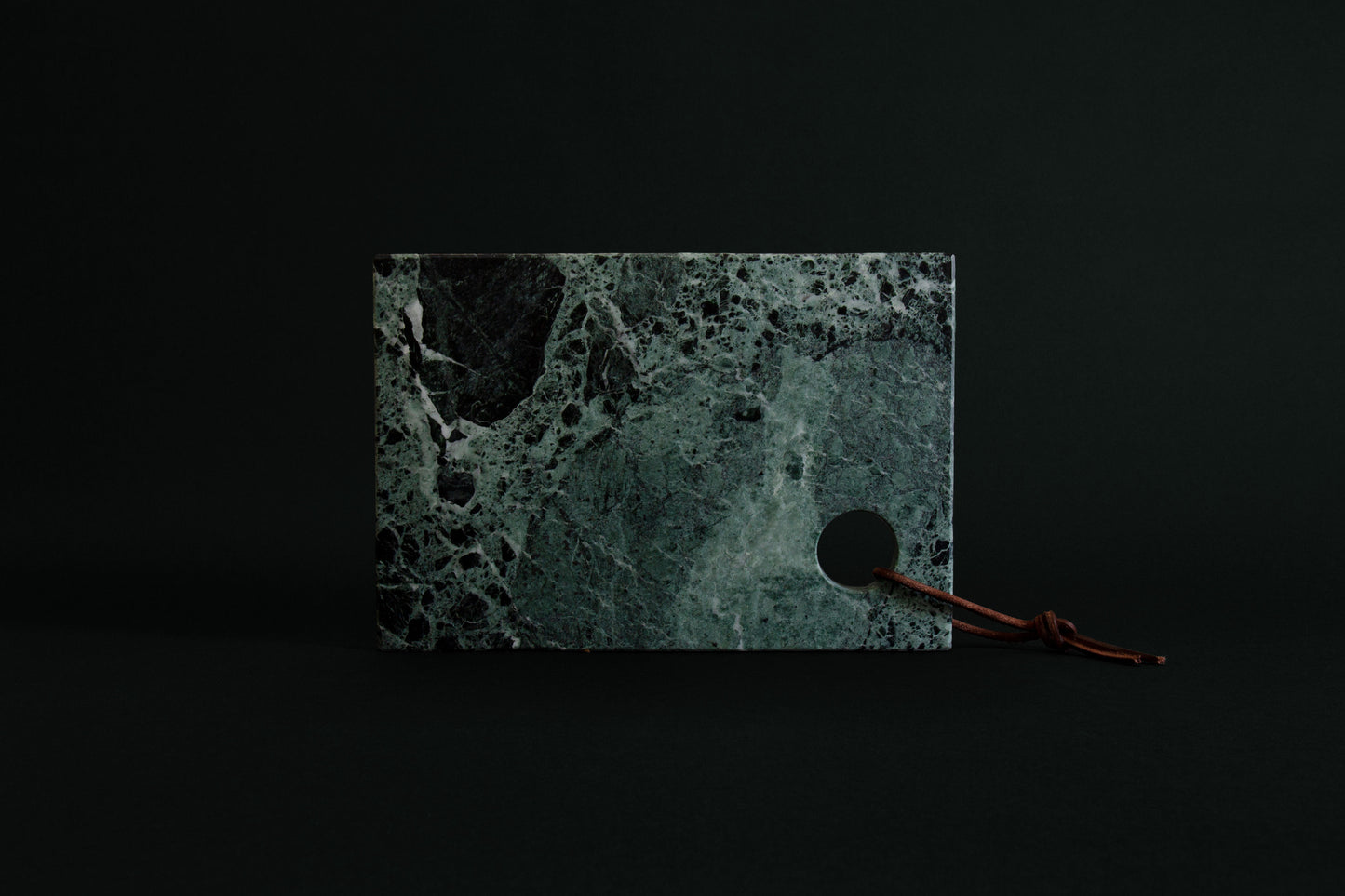 Chi Bay - Servierbrett mit Lederschlaufe aus Verde Issorie