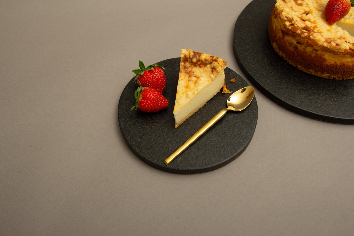 Vabali - runde Servierteller aus Nero Assoluto mit Kork