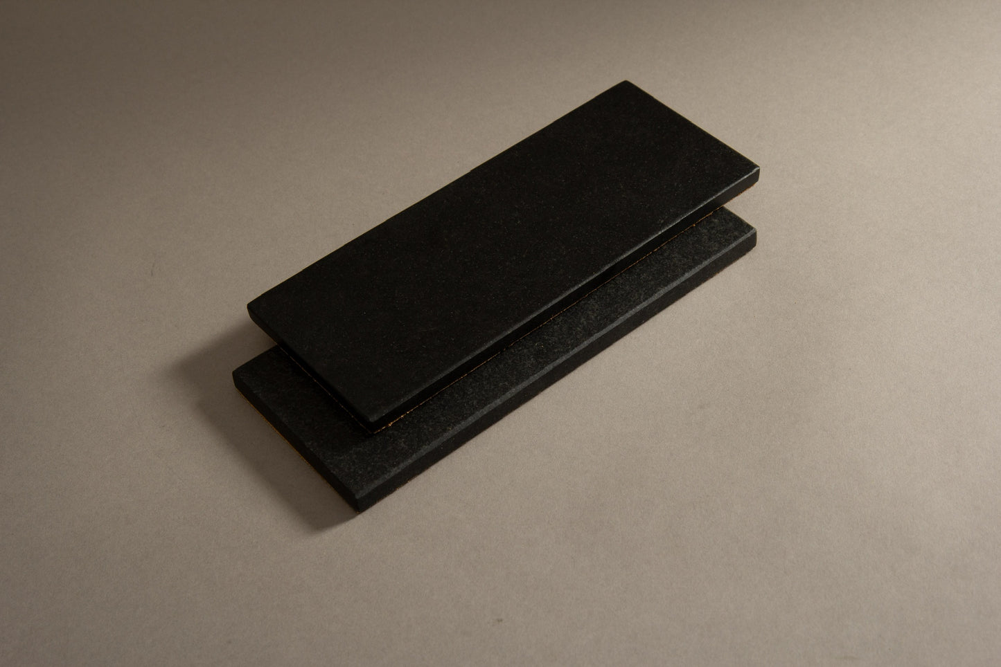 Bayonne - rechteckige Brettchen aus Nero Assoluto mit Kork