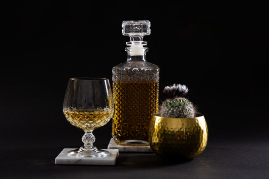 Quadratische Untersetzer aus Bianco Carrara - ideal um Cocktails in Szene zu setzen