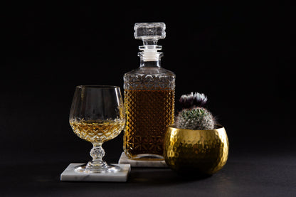 Quadratische Untersetzer aus Bianco Carrara - ideal um Cocktails in Szene zu setzen