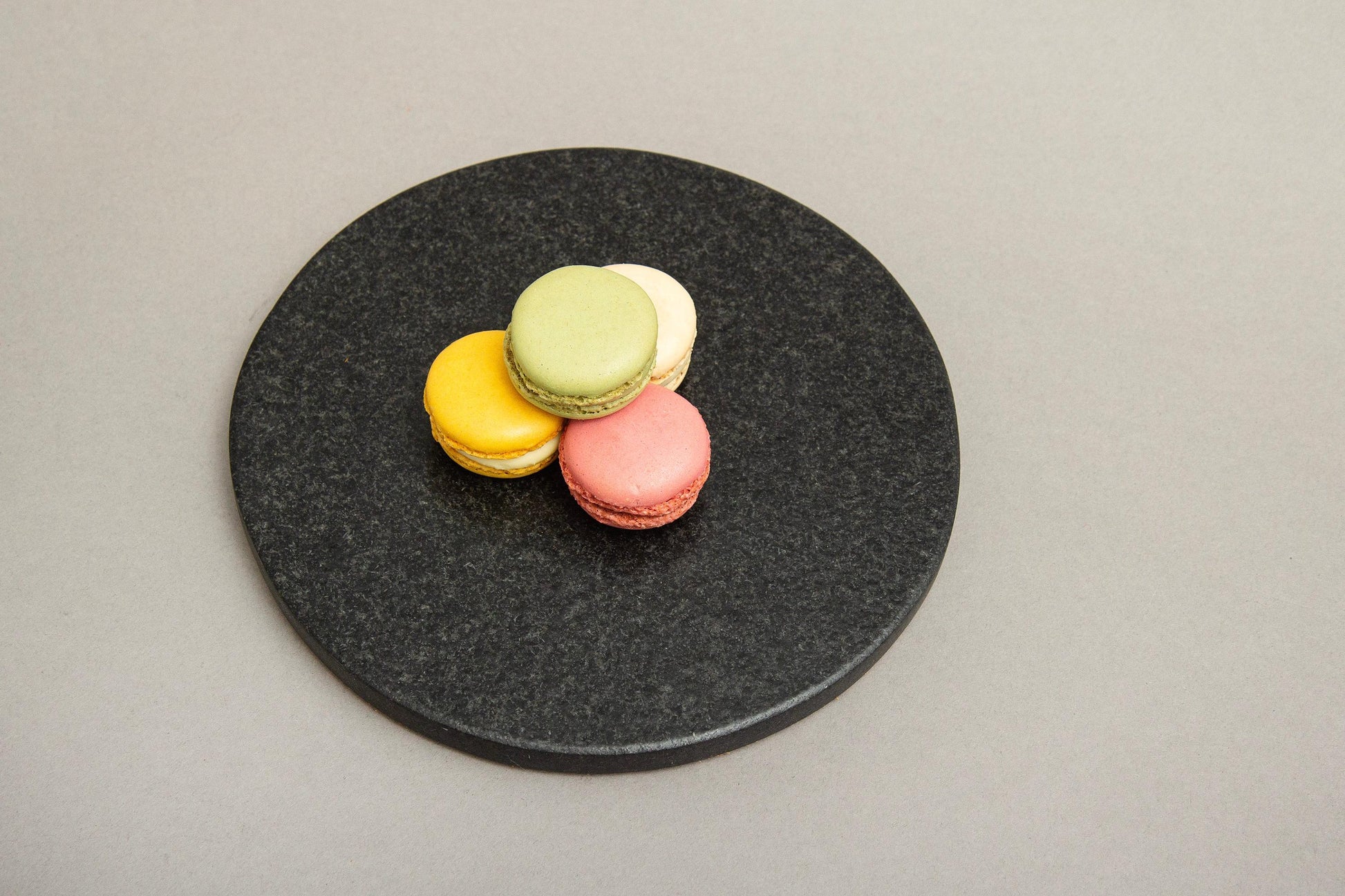Légère - runde Dekoplatte aus Nero Assoluto mit Kork unterlegt
