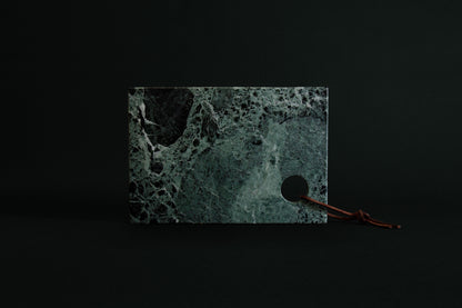 Chi Bay - Servierbrett mit Lederschlaufe aus Verde Issorie