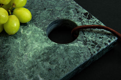 Chi Bay - Servierbrett mit Lederschlaufe aus Verde Issorie