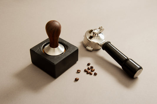Ideal zum in Szene setzen des Tampers einer Siebträgermaschine. AUs Nero Assoluto oder in verschiedenen Granitfarben erhältlich.