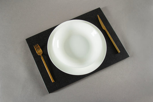 Platzteller, Tischset, Servierbrett aus schwarzem Nero Assoluto Granit. Oberfläche satiniert. Mit Kork unterlegt. Naturstein. Handarbeit.